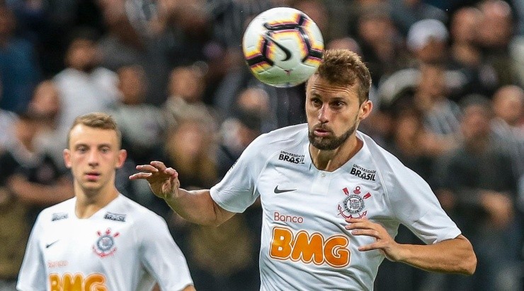 Henrique: última passagem no Brasil foi pelo Corinthians (Foto: Ale Cabral/AGIF)