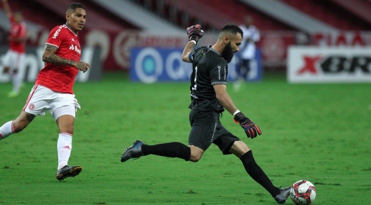 Goleiro Fábio foi um dos destaques da partida - Foto: Fernando Alves/AGIF.
