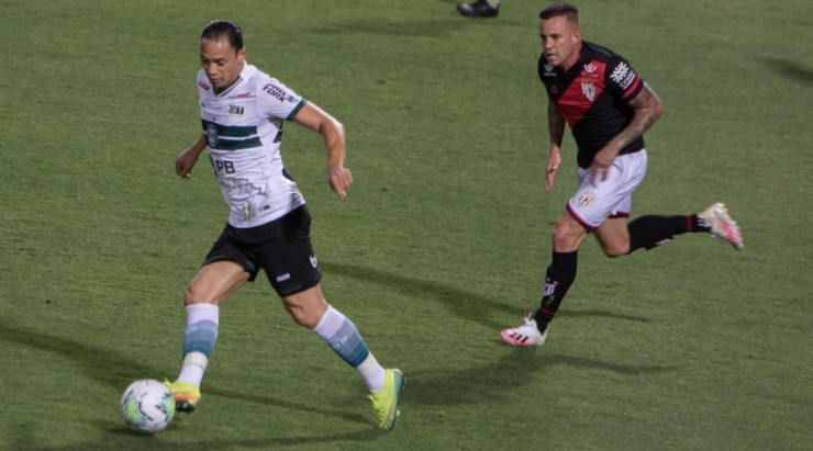 Ricardo Oliveira: passagem apagada pelo coxa (Foto: Robson Mafra/AGIF)