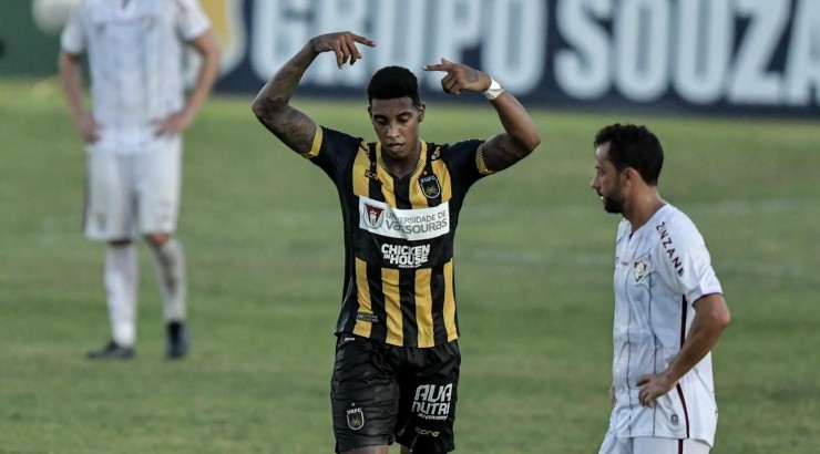 Empresário do atacante confirmou o interesse de vários clubes - Foto: Thiago Ribeiro/AGIF.