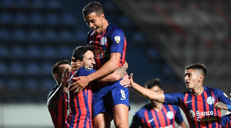 Jogadores do San Lorenzo comemoram gol pela Libertadores (Foto: Getty Images)