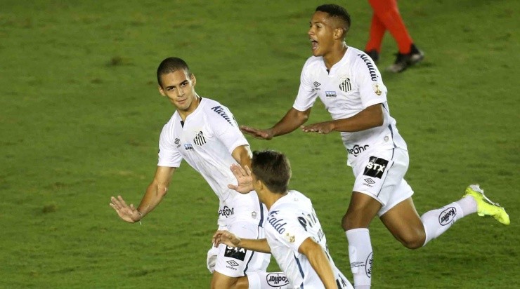Jogadores do Santos comemoram gol pela Libertadores (Foto: Getty Images)