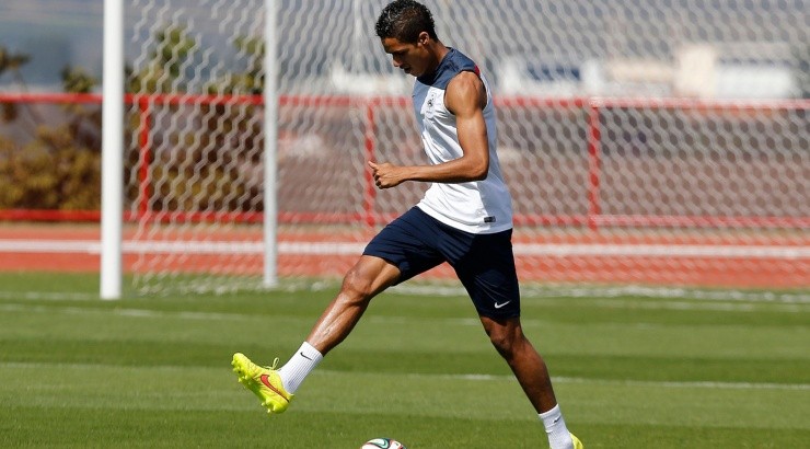 Varane está fora das próximas partidas - Foto: Wagner Meier/AGIF.