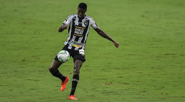 Negociação com o Botafogo vem sendo mais complicada - Foto: Thiago Ribeiro/AGIF.