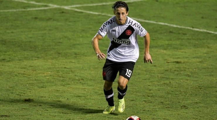 Meia vem dando qualidade ao meio-campo - Foto: Thiago Ribeiro/AGIF.