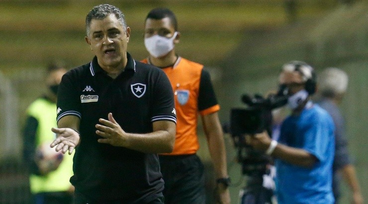 Chamusca: explicações não convenceram a torcida (Foto: Vitor Silva/Botafogo/Divulgação)