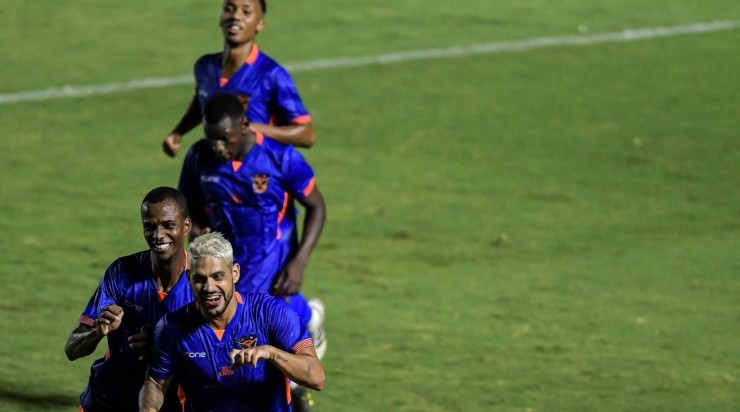 Jogadores do Nova Iguaçu comemoram gol (Foto: Thiago Ribeiro/AGIF)