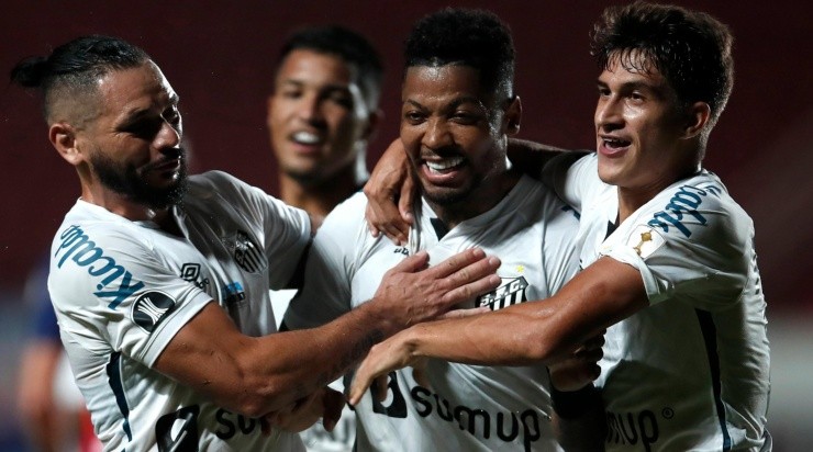 Jogadores do Santos comemoram gol na partida de ida (Foto: Getty Images)