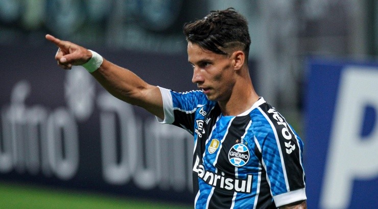 Gol do atacante teria dado mais tranquilidade ao Grêmio na partida - Foto: Fernando Alves/AGIF.