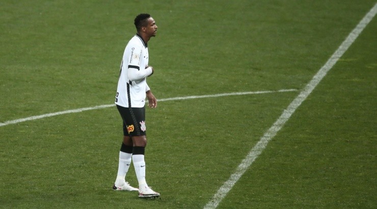 Jô mais uma vez deixou muito a desejar - Foto: Ettore Chiereguini/AGIF.