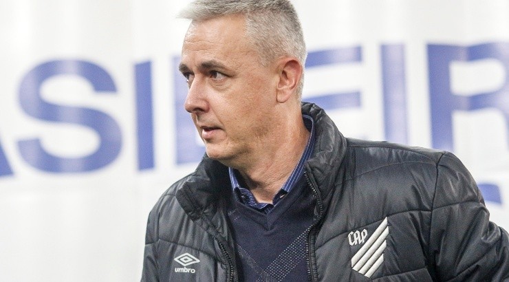 Treinador teve passagem de sucesso pelo Athletico-PR - Foto: Gabriel Machado/AGIF.