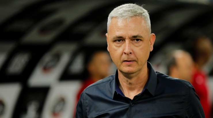 Tiago Nunes teria conversas avançadas com o Grêmio - Foto: Daniel Vorley/AGIF.