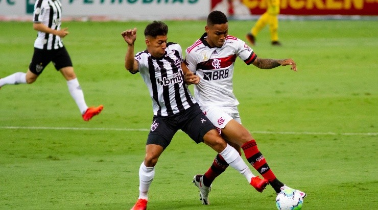 Alan Franco: perdeu espaço com Cuca (Foto: Fernando Moreno/AGIF)