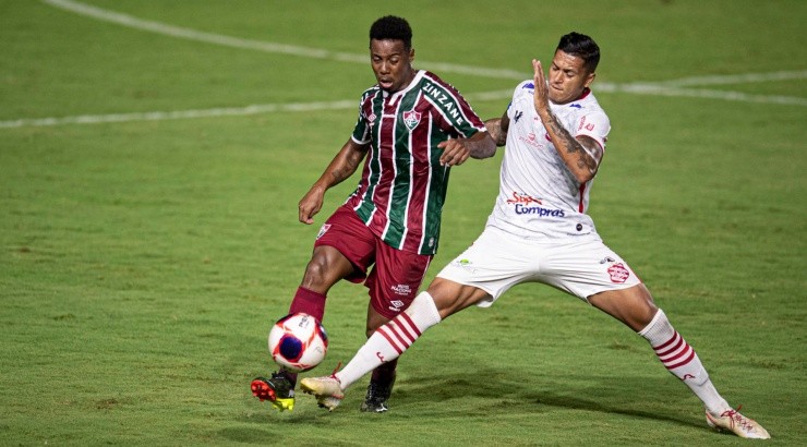 Volante teve passagem recente pelo Vasco - Foto: Jorge Rodrigues/AGIF.