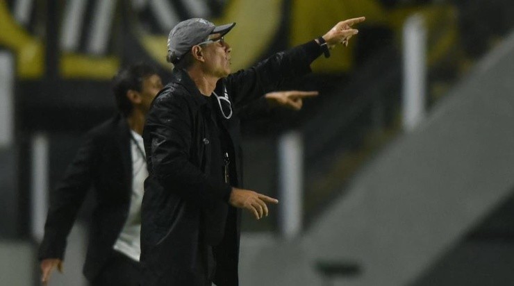 Ariel Holan: defendido por Marinho (Foto: Ivan Storti/Flickr do Santos FC/Divulgação) Ariel Holan: defendido por Marinho (Foto: Ivan Storti/Flickr do Santos FC/Divulgação)