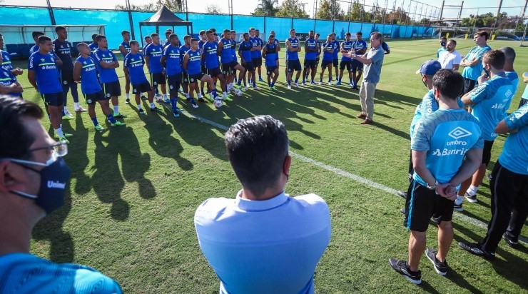 No campo do CT Luiz Carvalho: Herrmann conversou com elenco no primeiro dia de trabalho (Foto: Lucas Uebel/Grêmio/Divulgação)