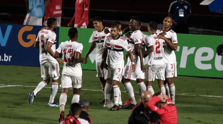 Jogadores do São Paulo comemoram gol (Foto: Ettore Chiereguini/AGIF)