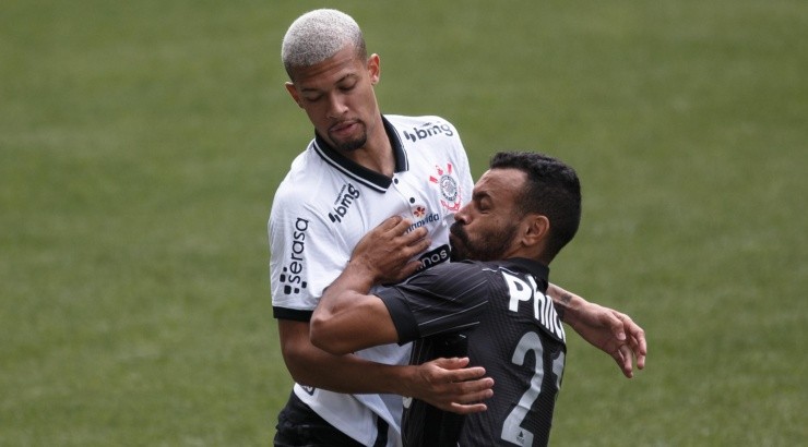 João Victor surpreendeu com atuações improvisado na lateral -  Foto: Ettore Chiereguini/AGIF.