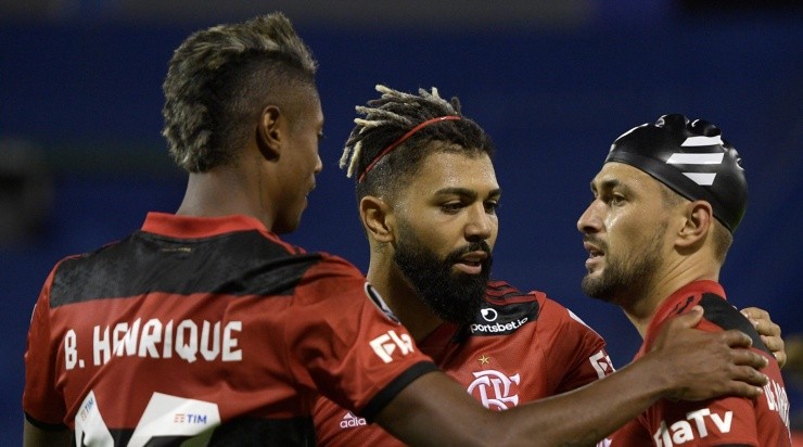 Jogadores do Flamengo comemoram gol diante do Vélez (Foto: Getty Images)