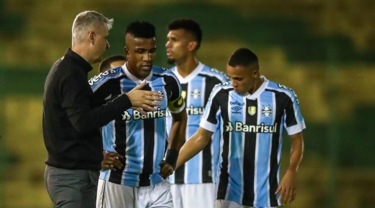 Tiago Nunes começou sua trajetória com vitória - Foto: Lucas Uebel/Flickr Oficial do Grêmio/Divulgação.