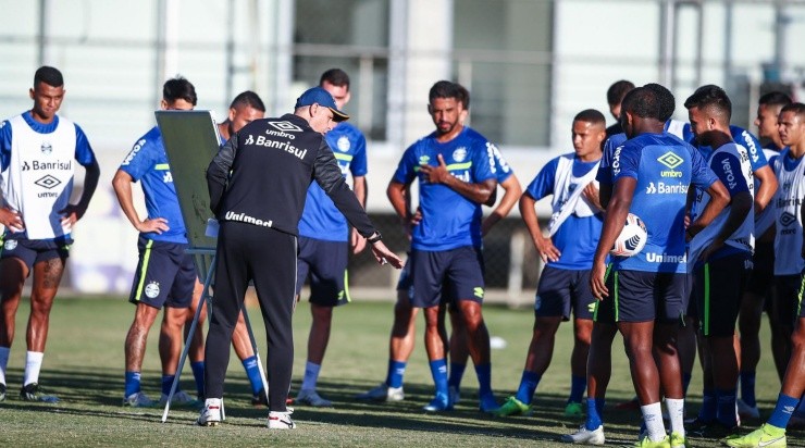 Tiago Nunes orienta o grupo: Grêmio terá mudanças na Argentina (Foto: Lucas Uebel/Grêmio/Divulgação)