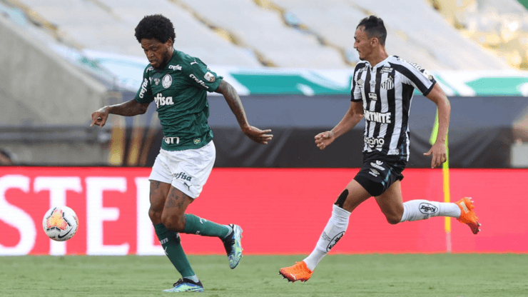 Luiz Adriano em jogo contra o Santos. (Foto: Getty Images)