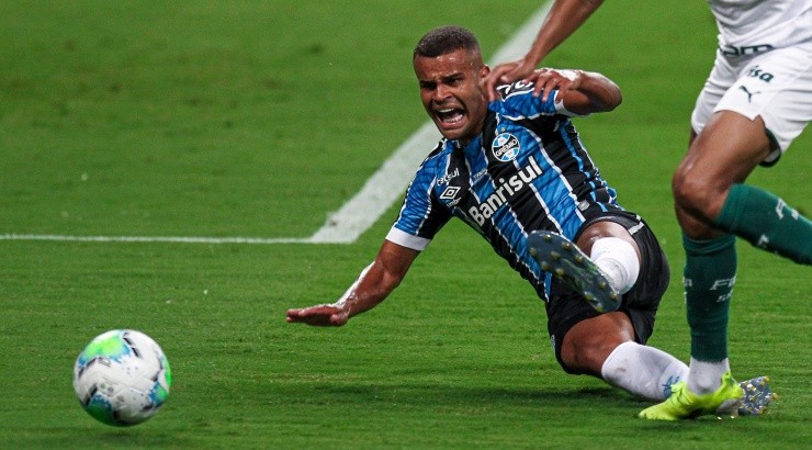 Alisson também tem seus direitos ligados ao clube mineiro - Foto: Fernando Alves/AGIF.