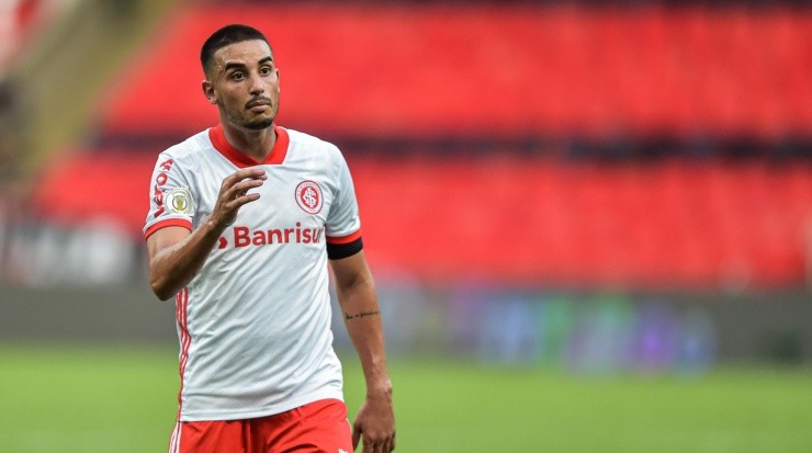 Galhardo vem mantendo um bom ritmo dentro de campo - Foto: Thiago Ribeiro/AGIF.