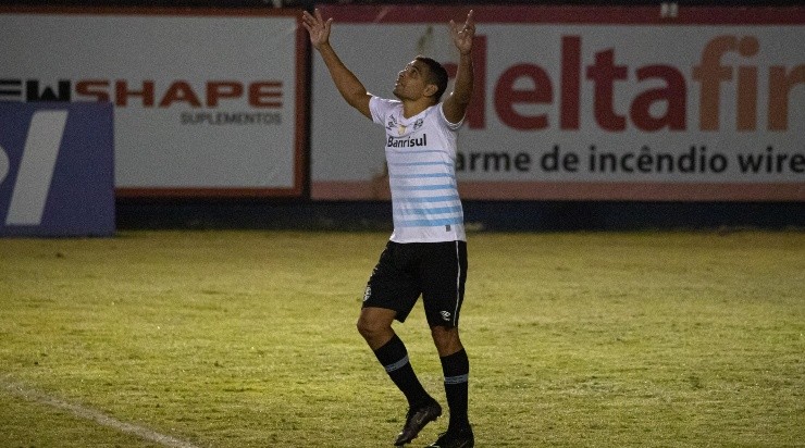 Atacante marcou mais 2 gols diante do Caxias - Foto: Maxi Franzoi/AGIF.