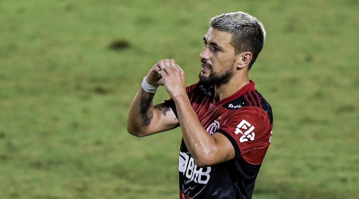 Uruguaio continua voando em campo pelo Flamengo - Foto: Thiago Ribeiro/AGIF.