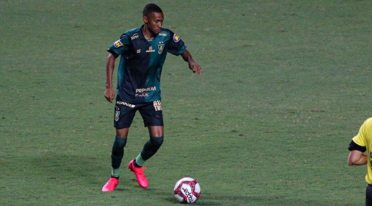  Ademir vem mantendo a boa fase no Coelho - Foto: Fernando Moreno/AGIF.