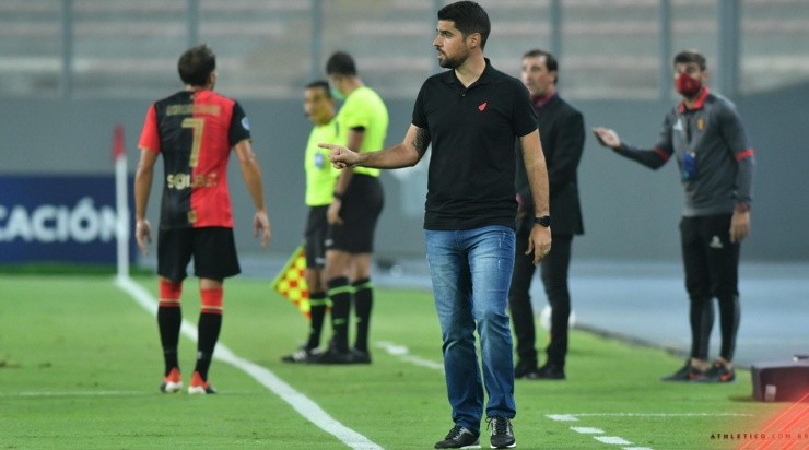 António Oliveira: avaliou aprendizados para sequência do ano (José Tramontin/athletico.com.br/Divulgação)