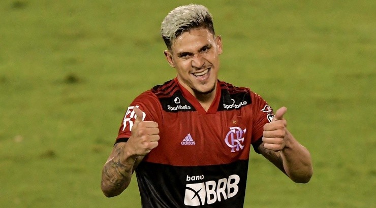 Pedro é reserva com Rogério Ceni - Foto: Thiago Ribeiro/AGIF.