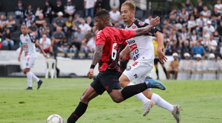 Jaderson vai permanecer por mais tempo no CAP - Foto: Joao Vitor Rezende Borba/AGIF.