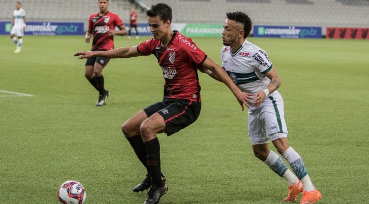 Aguilar também deve figurar entre os titulares - Foto: Robson Mafra/AGIF.