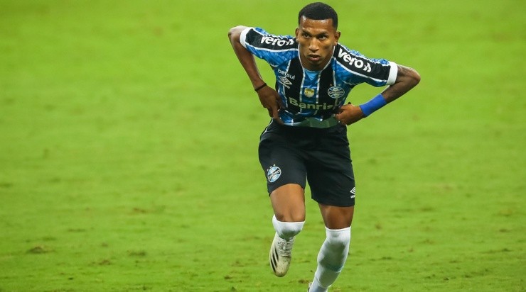 No único Gre-Nal da temporada até agora, Léo Chú marcou o gol da vitória gremista (Foto: Pedro H. Tesch/AGIF)