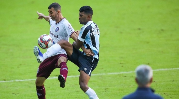 Chegada de Thiago Santos elevou o nível do meio-campo - Foto: Pedro H. Tesch/AGIF.