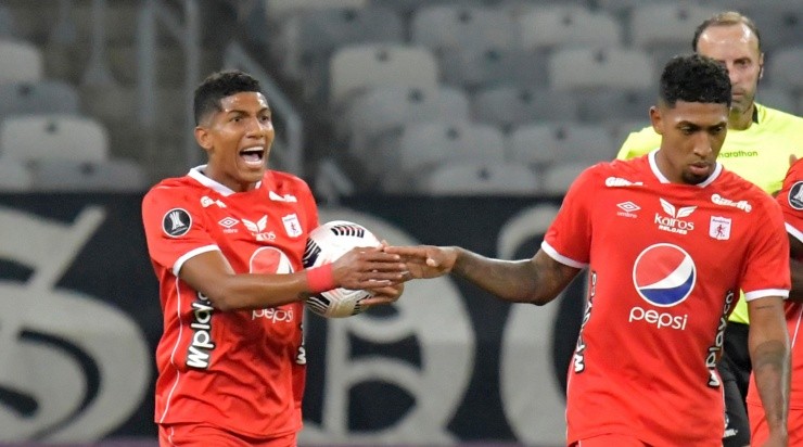 Jogadores do América de Cali comemoram gol no jogo de ida (Foto: Getty Images)