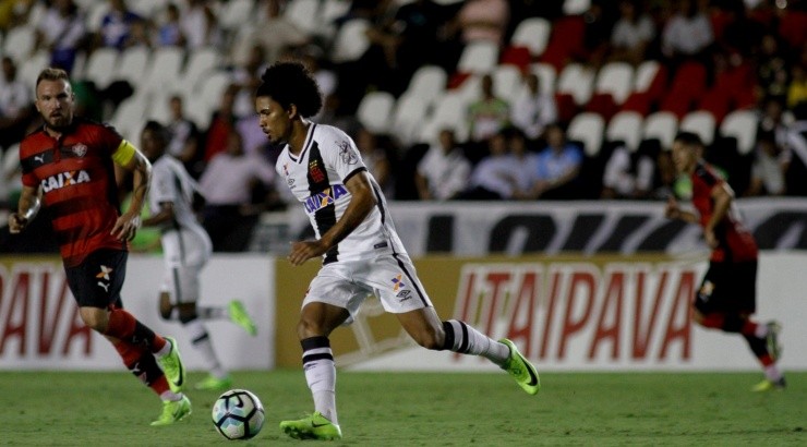 Douglas Luiz é outro que pode trazer dinheiro aos cofres do Vasco - Foto: Luciano Belford/AGIF.