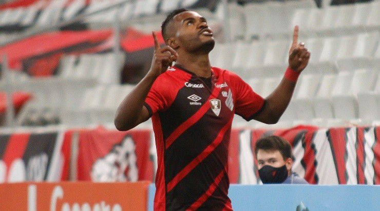 Nikão: não vai para o jogo (Foto: Gabriel Machado/AGIF)
