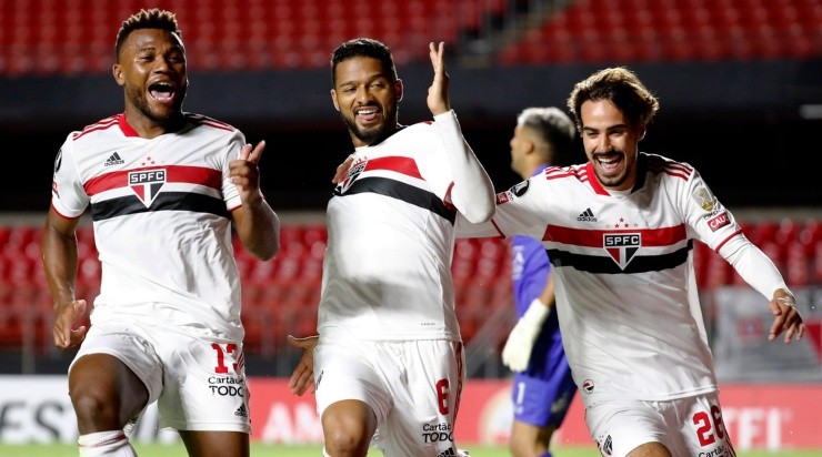 Jogadores do São Paulo comemoram gol diante do Rentistas (Foto: Getty Images)