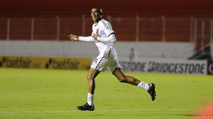 Erick: baixa para os próximos jogos (Foto: José Tramontin/athletico.com.br/Divulgação)