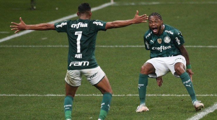 Jogadores do Palmeiras comemoram gol diante do Corinthians (Foto: Ettore Chiereguini/AGIF)
