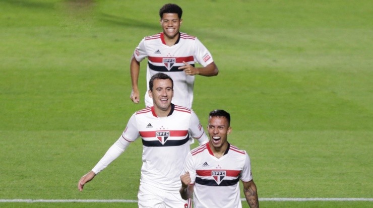 Jogadores do São Paulo comemoram gol diante do Mirassol (Foto: Marcello Zambrana/AGIF)