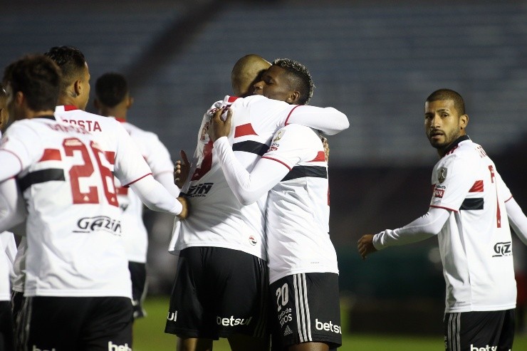 Jogadores do São Paulo festejam gol pela Libertadores. (Foto: Getty Images)