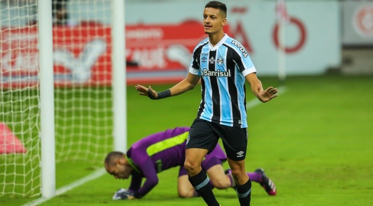 Ricardinho marcou um gol importante no Gre-Nal - Foto: Pedro H. Tesch/AGIF.