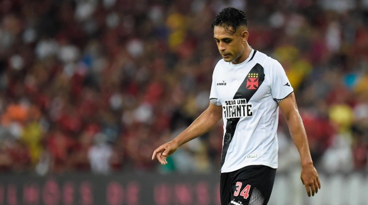 Zagueiro cobra dívida altíssima do Vasco - Foto: Thiago Ribeiro/AGIF.