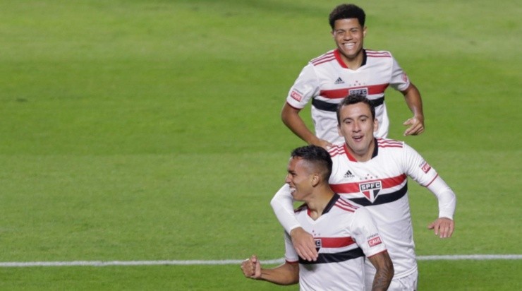 Jogadores do São Paulo comemoram gol pelo Paulistão (Foto: Marcello Zambrana/AGIF)