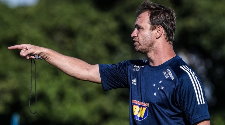 Felipe Conceição: preparando o time para a Série B (Foto: Gustavo Aleixo/Cruzeiro/Divulgação)