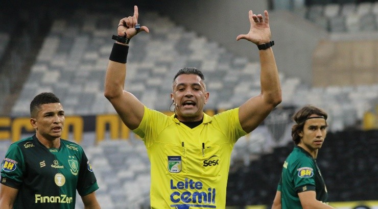 Árbitro da partida recebeu duras críticas de Lisca - Foto: Fernando Moreno/AGIF.